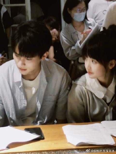 就是要坐在一边靠在一起！