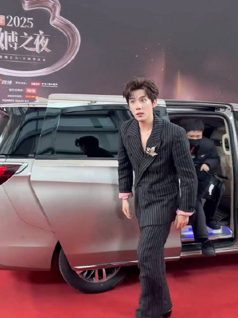 2026微博之夜男星未修图状态曝光，王一博肖战等亮相