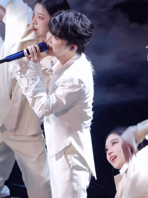 周深微博之夜献唱治愈系歌曲预祝新春