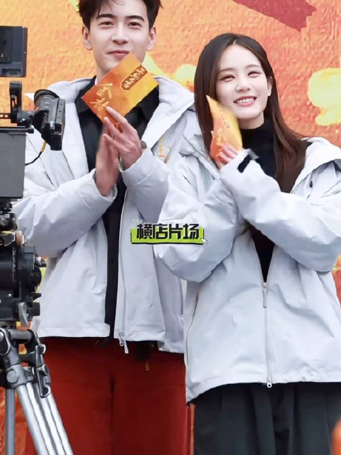 李一桐陈星旭好般配，笑起来都是眼睛弯弯的，好养眼！恭喜开机！