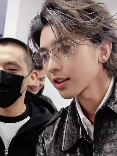 蔡徐坤空降腾讯扫楼引围观，人气爆棚