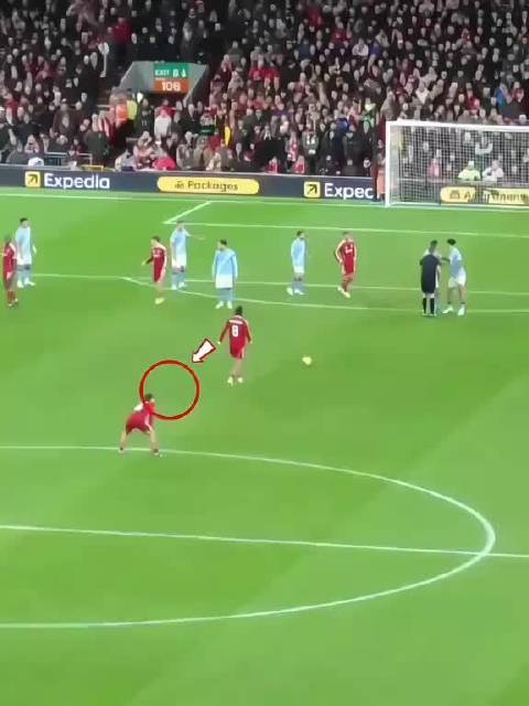 索博的迷弟，科尔克茨近距离观看索博的任意球