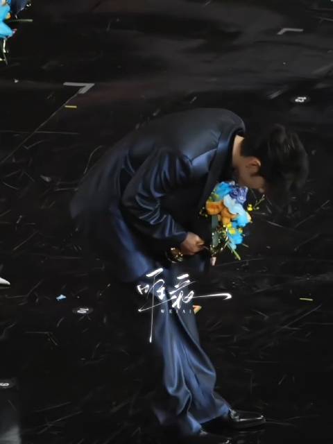 肖战辛芷蕾宋佳同台，90度鞠躬致谢观众