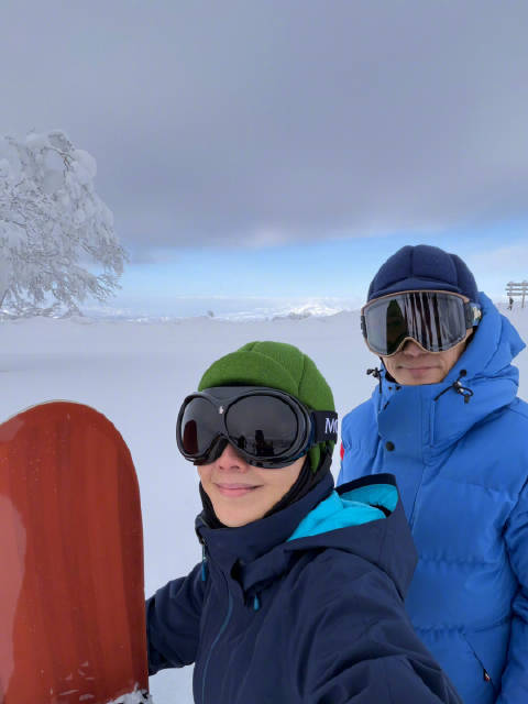 刘嘉玲晒梁朝伟合影