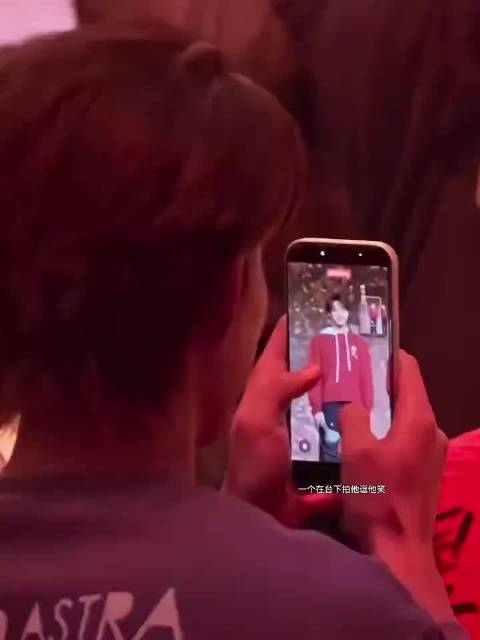 难怪刘耀文一直晚上都在憋笑