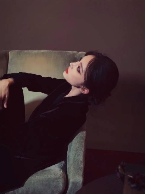 娜扎与粉丝握手互动引期待