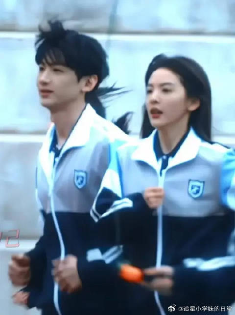 心跳与跑步同频，风不再裹挟着塑胶跑道的刺鼻味道，而是青春与你的气息