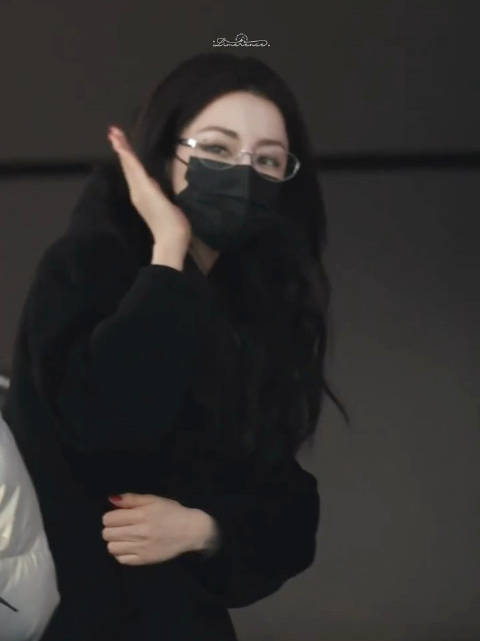 今天银框眼镜现身机场的热巴！高智感女神既视感