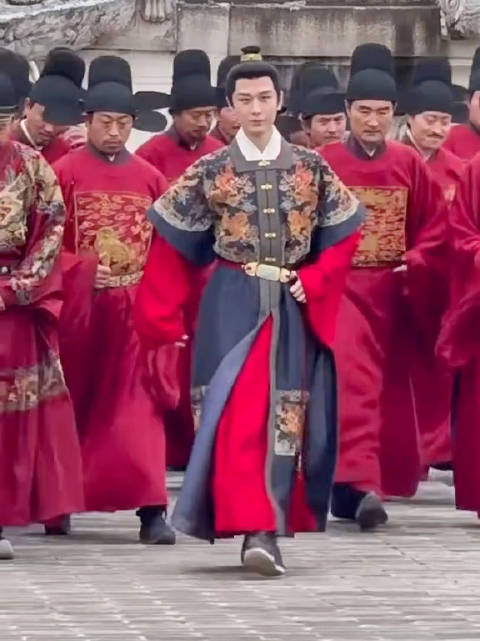 成毅饰演的太子殿下闪亮登场，走路看起来很有气势，大臣们都跟紧了！