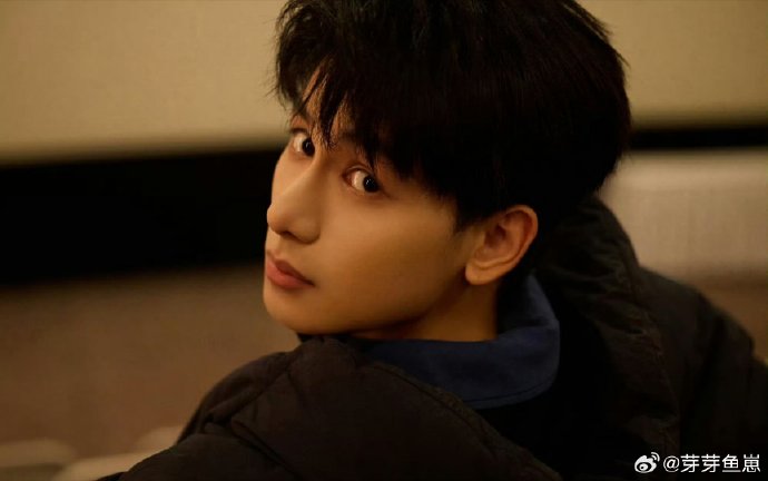 范丞丞调侃‘被胡先煦下颌线割伤’的具体对话背景是什么？