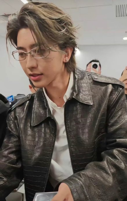 蔡徐坤此次扫楼现场为何会出现大量男性员工聚集和支持？