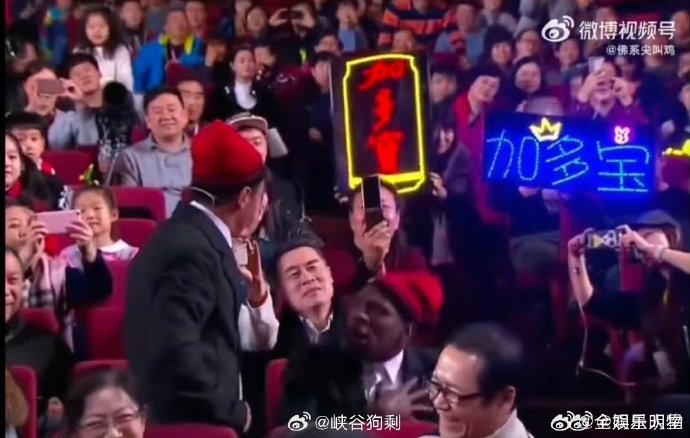 周深在辽宁卫视春晚上的小品首秀搭档宋小宝，具体表现如何？