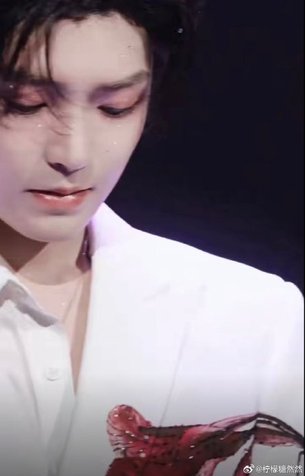 为什么侯明昊这次的简约碎钻耳环造型能引起如此大的讨论？