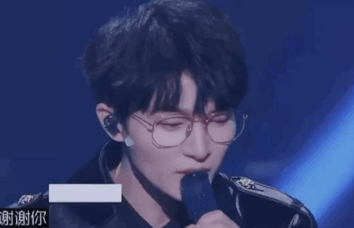 粉丝对于周深戴圆框眼镜造型的喜爱具体表现在哪里？