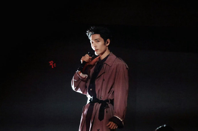 肖战演唱《得闲谨制》时是全开麦真唱吗？现场表现力如何？