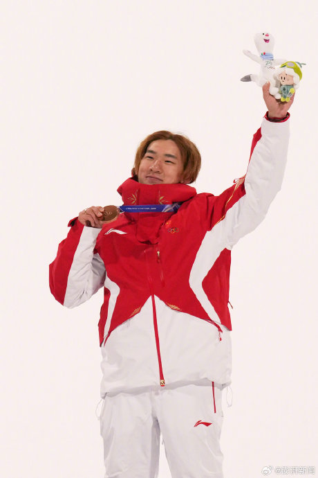 樊振东在2026年米兰冬奥会现场为苏翊鸣加油的完整过程是怎样的？