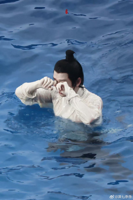 成毅片场裹毯冻到发抖，一个纸巾细节却让全网夸爆！