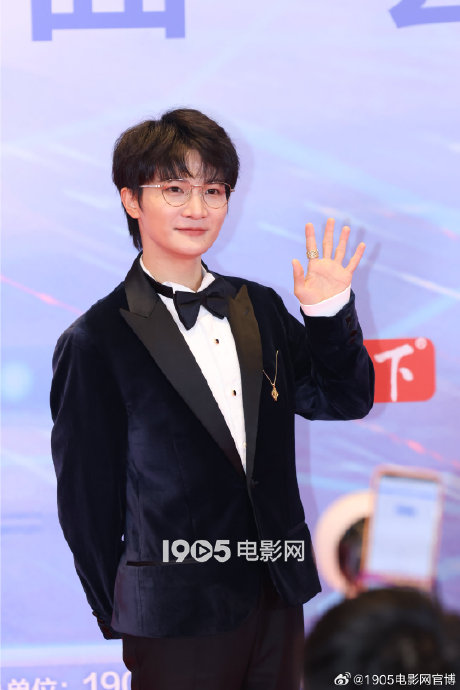 周深的圆框眼镜为何被粉丝誉为“破次元神器”？