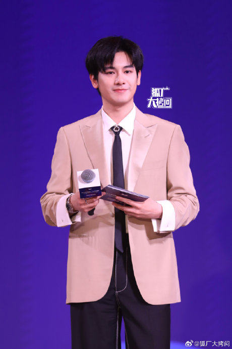 范丞丞拍胡先煦侧脸照被调侃下颌线锋利