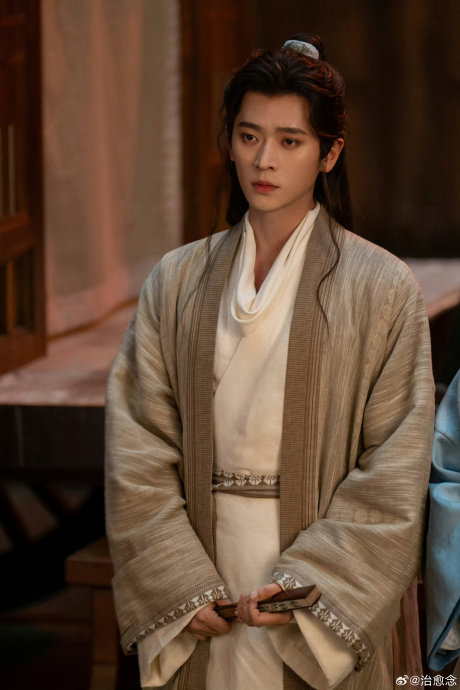 丞磊在《成何体统》里演的暴君夏侯澹，和真人差距到底有多大？