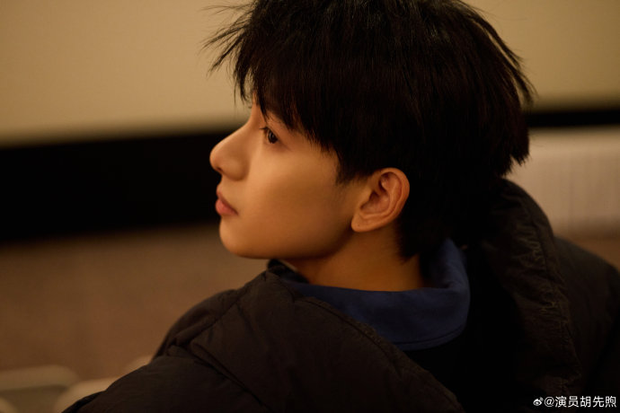 范丞丞摄影才华获赞！为胡先煦拍侧颜照被评“眼神有故事感”