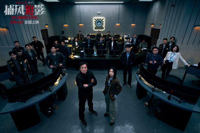 成龙本人是如何坚持危险动作实拍，这种精神对年轻演员有何启示？