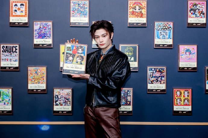 哪些明星在微博之夜直播中展示了粉丝的像素画作品？