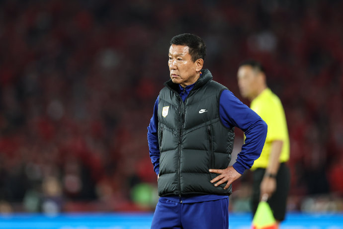 山东泰山队管理层决策的混乱如何影响了球队的引援质量？