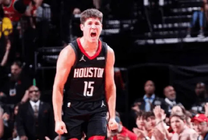 火箭队的年轻后卫谢泼德需要如何调整才能更好地分担组织压力？