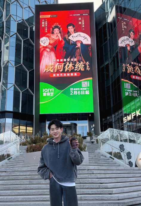 演员丞磊在小年当天发布的微博内容主要是什么？