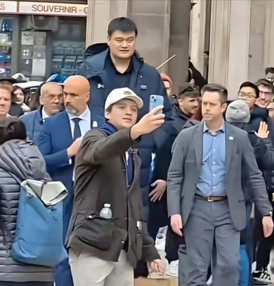 姚明现身米兰冬奥会，街头闲逛被争相合影，外国保镖开道保护