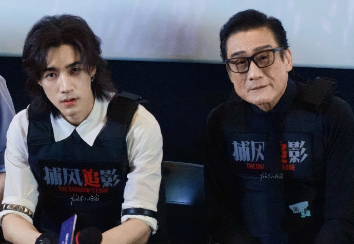 电影《捕风追影》中，成龙饰演的角色和剧情具体是什么？