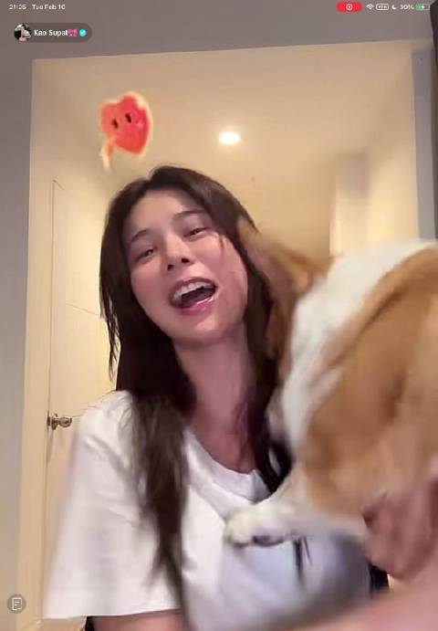 女子抱狗唱蜡笔小新主题曲笑翻