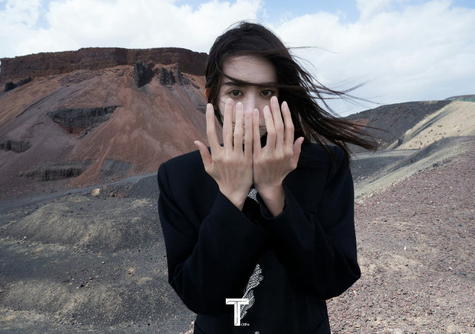 零下严寒中，古力娜扎脱下温暖了粉丝的手，双向奔赴看哭了！