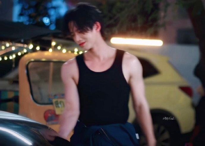 何与以往的哪些影视角色或造型也与这种背心穿搭风格密切相关？