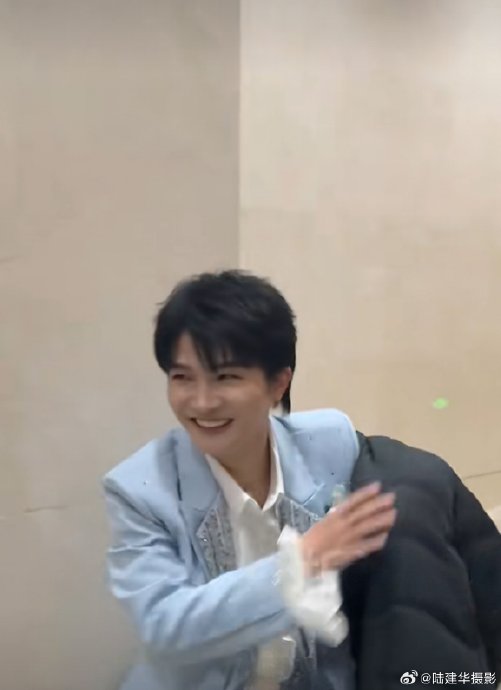 周深在浙江卫视春晚将要首唱的新歌叫什么名字，是什么风格？