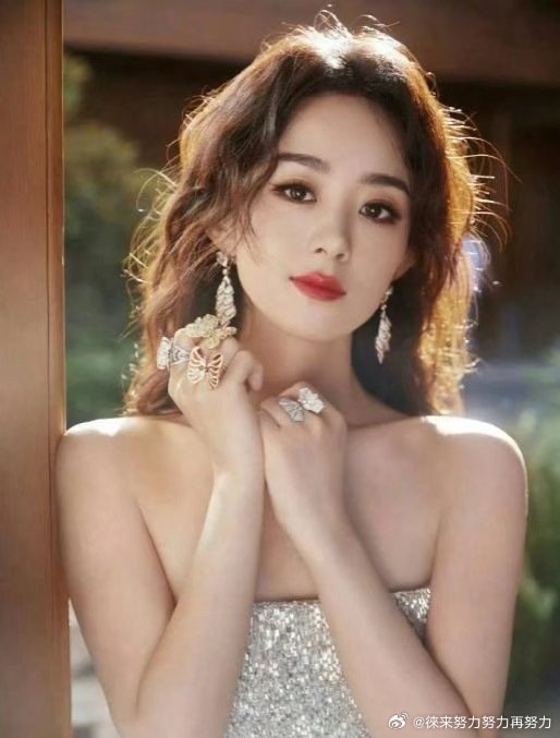 杨幂和赵丽颖在《酱园弄》中的具体表现和角色特点分别是什么？