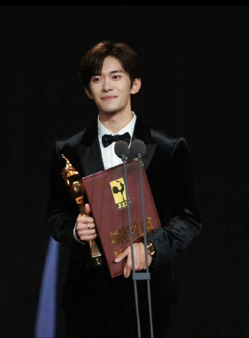 易烊千玺获得金鸡影帝后，他对小新说过哪些让后者特别有感触的话？