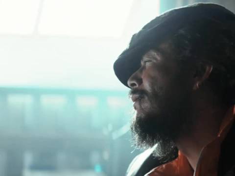 终于找到了张扬的弟弟，被拉去干苦力已经被折磨得不成样子了