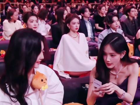 美女就是要一起贴贴聊天，特别养眼， 章若楠 李一桐