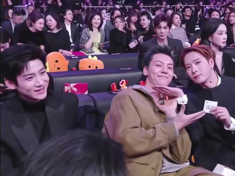 王安宇微博之夜眼神引关注，望眼欲穿画面感十足