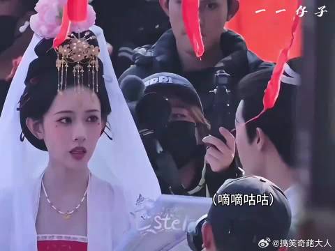 “你这干嘛呢～”小发雷霆之又调上了～老一直攥着头钗