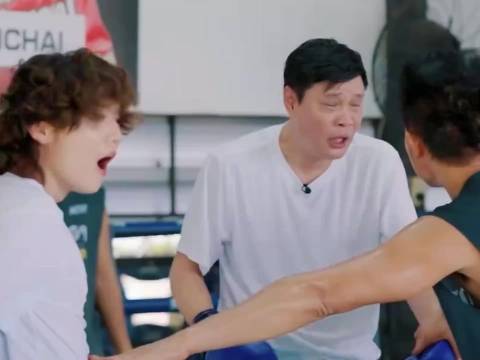 原来人在尴尬的时候，真的会战术性喝水