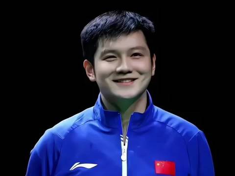 樊振东反手夸张大角度，再接正手爆拉穿直线，21岁的樊振东打球激情四射