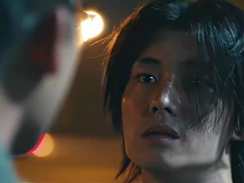 男子为生计放下尊严拼命赚钱