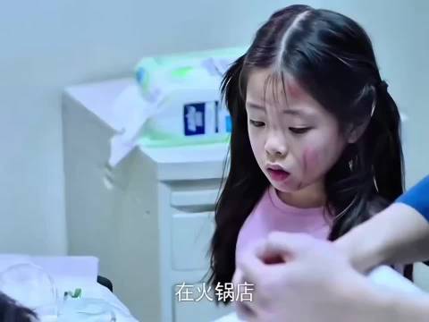 男人为了救小女孩，自己浑身是伤