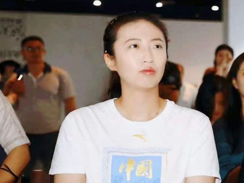 官宣，丁霞罕见亮相，正式上任，职务主任，薪水6位数