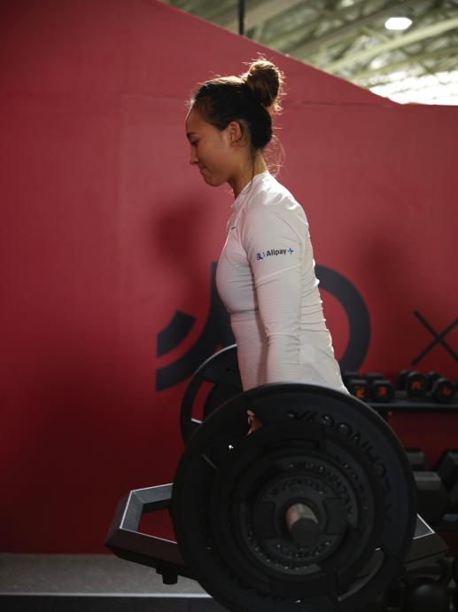 在长期养伤过程中，郑钦文面临了哪些身体和心理上的挑战？