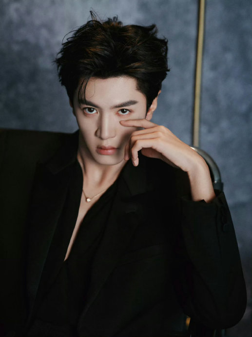 陈哲远穿红丝绒深V西装跳舞的反差萌视频在哪里可以看到？