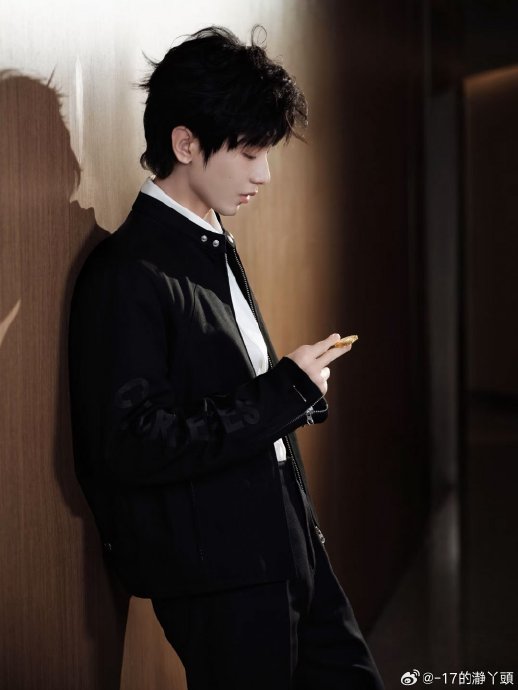 成毅在拍戏时还有哪些体现尊重他人的暖心细节？